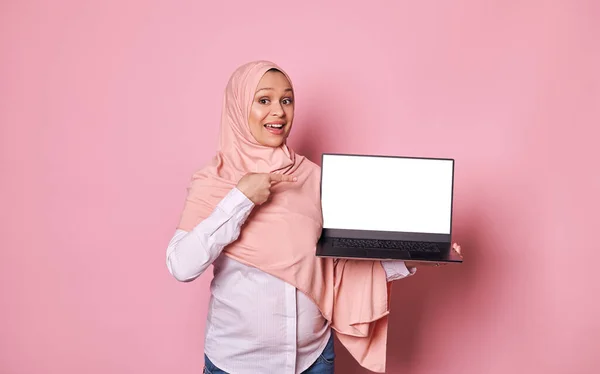 Близькосхідна Мусульманка Яка Працює Вагітною Жінкою Підприємцем Менеджер Продажу Одягнена — стокове фото