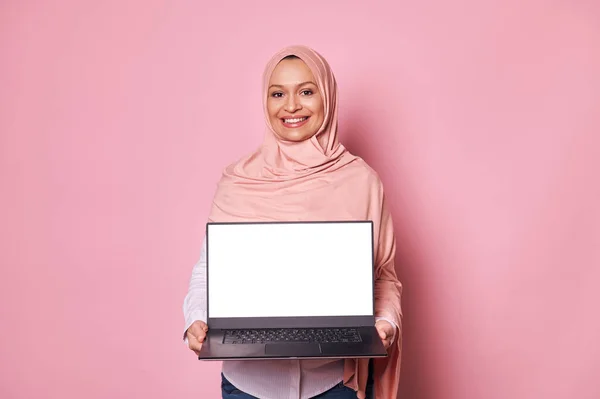 Приємна Мусульманка Близького Сходу Рожевому Хіджабі Посміхається Дивлячись Камеру Показує — стокове фото