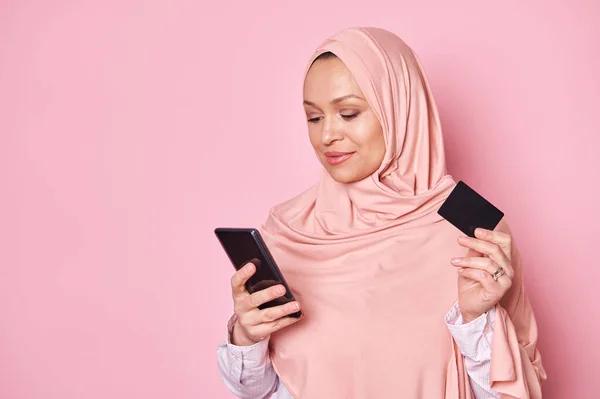Одягни Прекрасну Молоду Арабську Жінку Рожевий Хіджаб Користуючись Смартфоном Купуючи — стокове фото