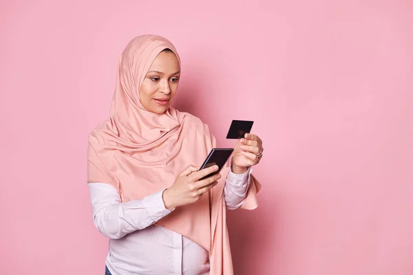 Блаженна Вагітна Арабська Мусульманка Хіджабі Тримає Кредитну Картку Смартфон Купує — стокове фото