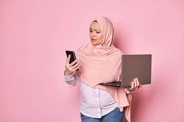 Збентежений Арабський Мусульманин Працює Вагітною Жінкою Рожевому Хіджабі Дивлячись Свій — стокове фото
