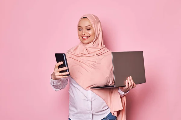 Концепція Успішної Арабської Мусульманки Яка Працює Вагітною Бізнес Леді Рожевому — стокове фото