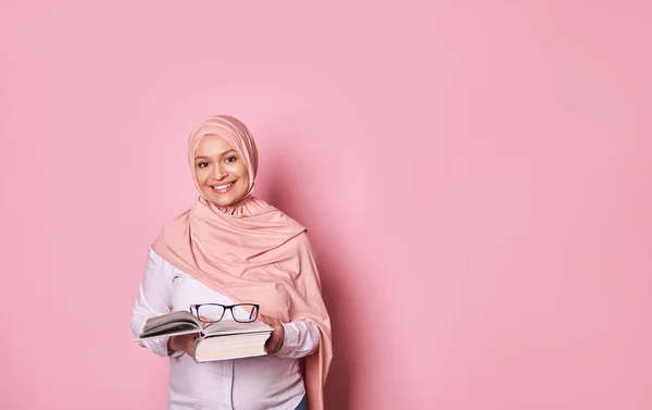 Щаслива Красива Мусульманка Вагітна Рожевому Хіджабі Посміхається Дивлячись Камеру Тримає — стокове фото
