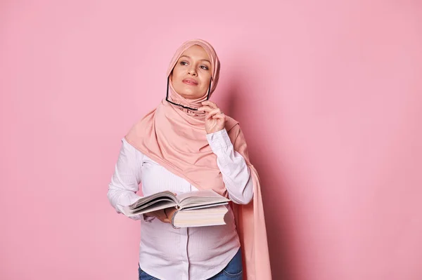 Психопатична Арабська Мусульманка Вагітна Жінка Окулярах Рожевому Хіджабі Тримаючи Руках — стокове фото