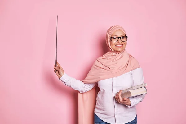 Весела Жінка Середнього Віку Арабський Музім Вчителька Повсякденному Одязі Рожевий — стокове фото