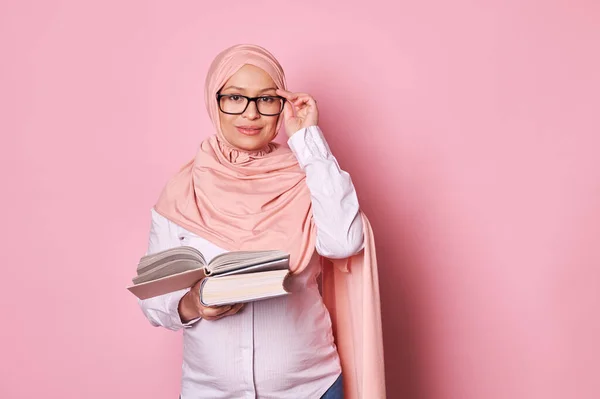 Довірлива Арабська Мусульманка Вихователька Чарівна Вагітна Жінка Рожевому Хіджабі Тримає — стокове фото