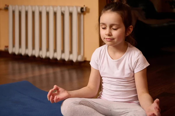 Imádnivaló Kaukázusi Lány Csukott Szemmel Meditáció Lótuszban Pózol Kék Fitness — Stock Fotó