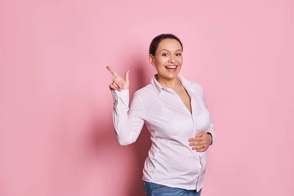 Mujer Embarazada Feliz Tocando Suavemente Vientre Sonriendo Mirando Cámara Señalando — Foto de Stock