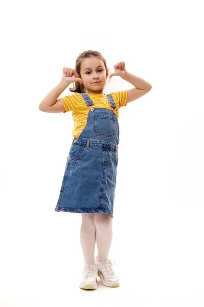 Pełna Długość Pionowy Portret Uroczej Dziewczynki Jasnożółtym Shirt Dżinsową Sukienkę — Zdjęcie stockowe