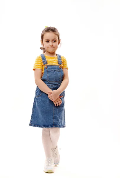 Pełna Długość Pionowy Portret Kaukaski Piękny Mały Przedszkolak Dziewczynka Żółtym — Zdjęcie stockowe