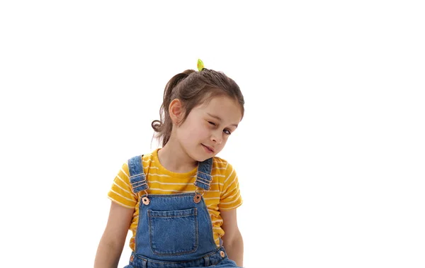 Close Vertical Retrato Emocional Menina Linda Caucasiana Camiseta Amarela Brilhante — Fotografia de Stock