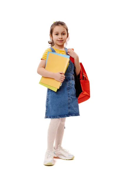 Pełen Portret Białej Dziewczynki Uczennicy Trzymającej Plecak Studiującej Książki Uśmiechającej — Zdjęcie stockowe