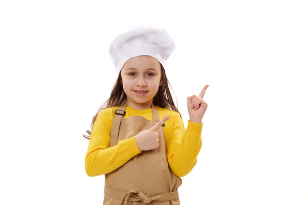 Yıldır Gülümseyen Mutlu Kız Çocuğu Aşçı Şapkası Bej Mutfak Önlüğü — Stok fotoğraf