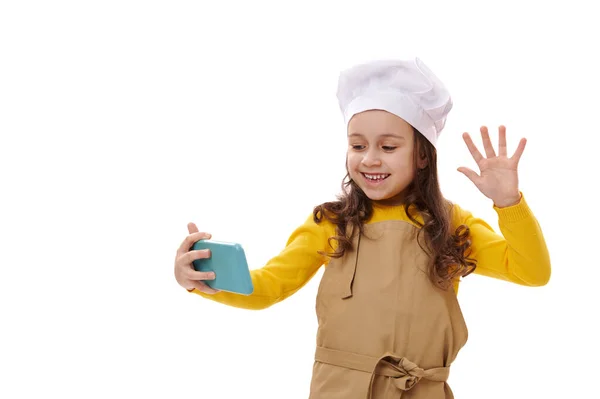 Beyaz Aşçı Şapkası Bej Mutfak Önlüğü Takmış Video Konferansı Sırasında — Stok fotoğraf