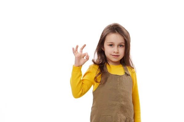 Beyaz Kendine Güvenen Zeki Okul Kızı Tamam Işareti Gösteriyor Beyaz — Stok fotoğraf