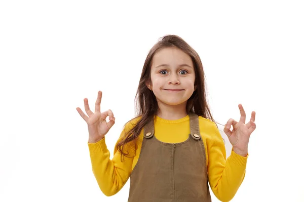 いたずら好きな白人5 6歳の子供 Okサインを示す笑顔の少女 顔を作ります 白い孤立した背景に幸福と肯定的な感情を表現 女子高生の肖像 スペースのコピー — ストック写真