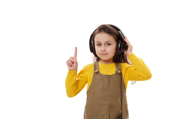 Menina Bonita Primeiro Graduador Usando Fones Ouvido Para Educação Line — Fotografia de Stock