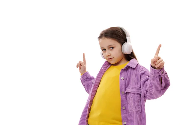 Menina Adorável Criança Roupas Casuais Brilhantes Apontando Dedos Enquanto Ouve — Fotografia de Stock