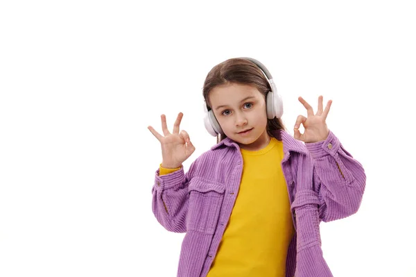 Dziecko Wieku Elementarnym Śliczna Uczennica Luźnych Ciuchach Lubi Słuchać Muzyki — Zdjęcie stockowe