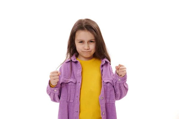 Επιλεκτική Εστίαση Ένα Καυκάσιο Περίεργο Θυμωμένο Κοριτσάκι Που Σφίγγει Γροθιές — Φωτογραφία Αρχείου