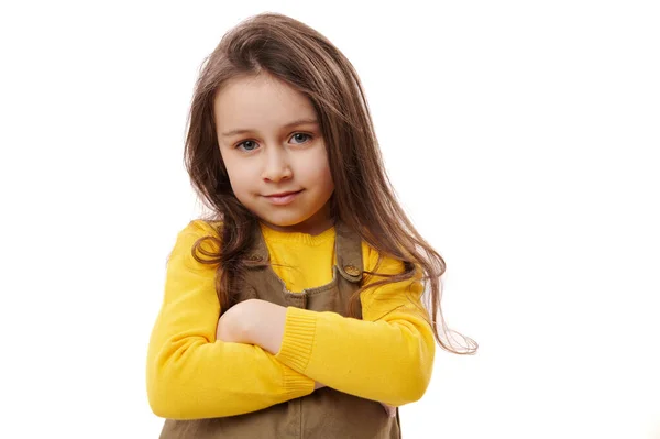Närbild Porträtt Kaukasiska Barn Gammal Bedårande Liten Flicka Tryggt Tittar — Stockfoto