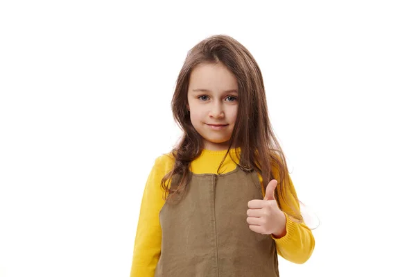 白人の魅力的なかわいい子供 スマート女子高生 1年生5 カメラを見て 親指を表示します 肯定的な感情を表現します コピー広告スペースと隔離された白い背景に — ストック写真