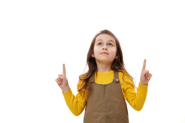 白人の小さな子供の女の子5 6年は脇を見上げ 孤立した白い背景の上のコピー広告スペースに彼女のインデックスの指を指しています 賢いスマート就学前の子供の肖像 女子高生 — ストック写真