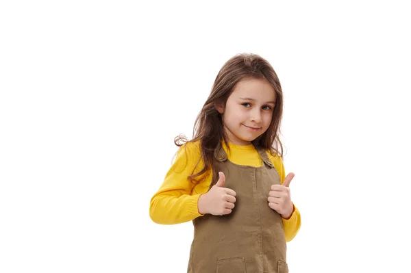 驚きの幸せな興奮白人の小さな子供の女の子の白い背景に孤立した肖像画 ジェスチャーを親指を表示 承認記号 幸福と合意を表現 優れたフィードバック — ストック写真
