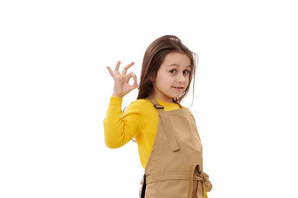 Beyaz Önlüklü Beyaz Kız Çocuk Kafesinde Küçük Garson Kız Olumlu — Stok fotoğraf
