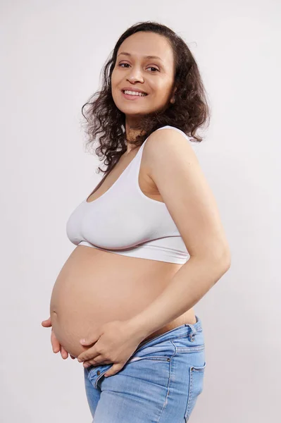 Vertikales Studioporträt Attraktive Glückliche Schwangere Multiethnische Frau Die Hände Auf — Stockfoto