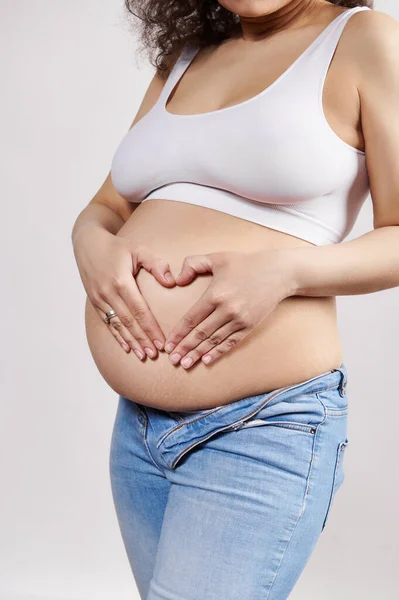 Close Zwangere Vrouw Die Haar Handen Haar Naakte Buik Het — Stockfoto