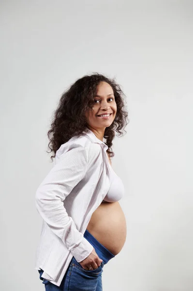 Studyjne Ujęcie Kręconych Włosów Mieszanej Rasy Szczęśliwa Kobieta Ciąży Trzydziestce — Zdjęcie stockowe