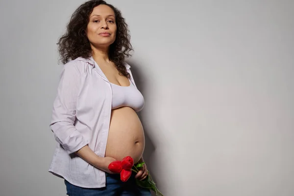 Piękna Latynoska Kobieta Ciąży Kręconymi Włosami Miesiącu Ciąży Trzymająca Czerwony — Zdjęcie stockowe