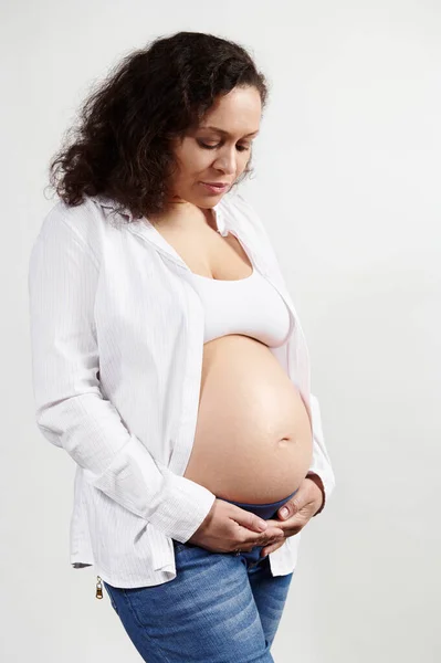 自信而又愉快的30 39岁的非洲裔美国孕妇 怀着孩子 在孤独的白色背景下抚摩着肚子 怀孕时尚 6个月24周产妇概念 — 图库照片
