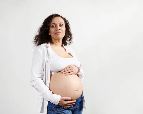 Självsäker Afroamerikansk Gravid Kvinna Drömmande Tittar Bort Vidrör Hennes Nakna — Stockfoto