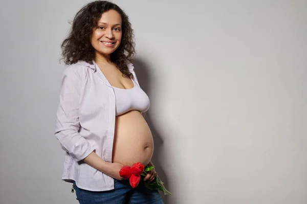 Lycklig Gravid Kvinna Framtida Mamma Håller Bukett Röda Tulpaner Hennes — Stockfoto