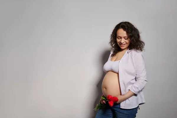 Medelålders Vacker Gravid Kvinna Väntar Barn Håller Tulpaner Nära Magen — Stockfoto