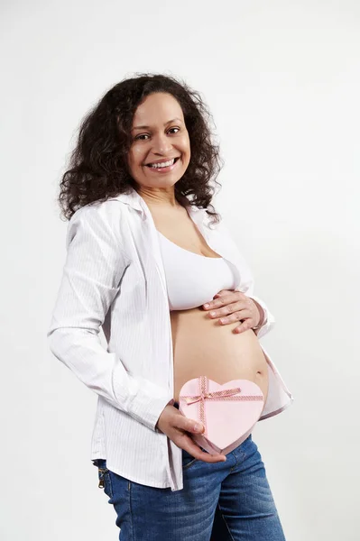 Mutlu Çok Irklı Hamile Kadın Müstakbel Anne Karnını Okşuyor Kameraya — Stok fotoğraf