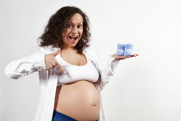 Vzrušená Těhotná Hezká Žena Afroamerické Etnického Původu Drží Modré Pletené — Stock fotografie