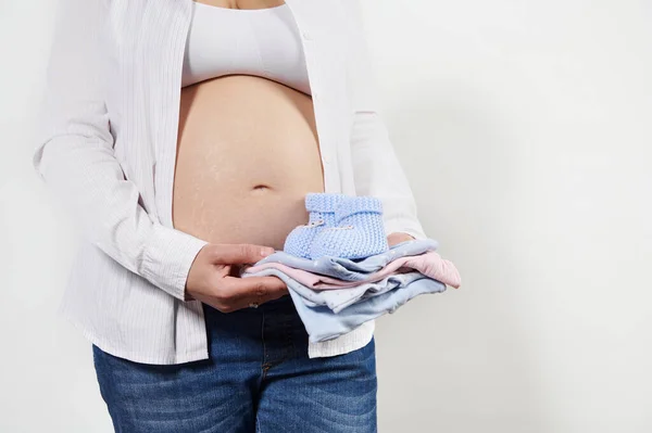 Middel Gravid Kvinna Väntar Barn Hålla Nyfödda Kläder Nära Hennes — Stockfoto