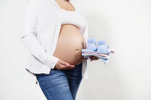 Closeup Studio Shot Pregnant Woman Wearing Denim Jeans Holding Newborn — стоковое фото