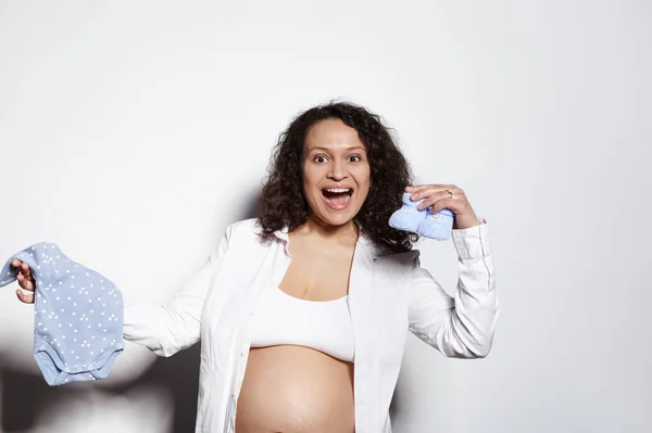 Överlycklig Känslomässig Multietnisk Lockigt Hår Gravid Kvinna Som Håller Baby — Stockfoto