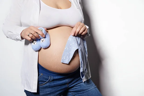 Primer Plano Mujer Grávida Esperando Bebé Sosteniendo Botines Punto Traje — Foto de Stock