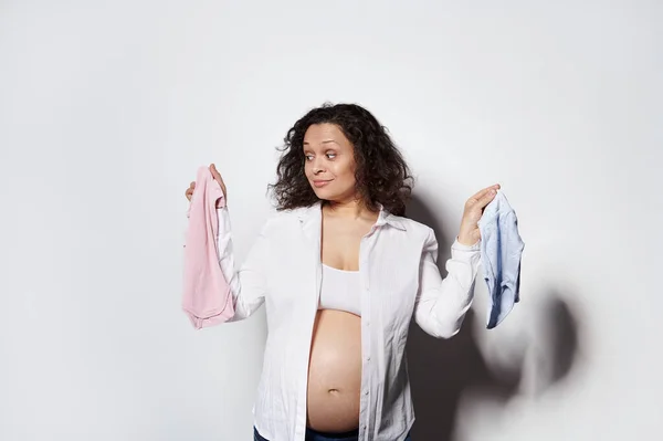 Mulher Grávida Perplexa Esperando Bebê Segurando Roupas Recém Nascido Azul — Fotografia de Stock
