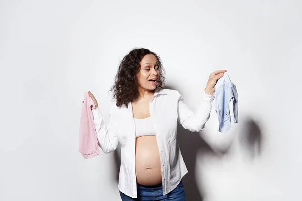 Mujer Embarazada Étnica Jeans Azules Camisa Blanca Desabotonada Sosteniendo Traje — Foto de Stock