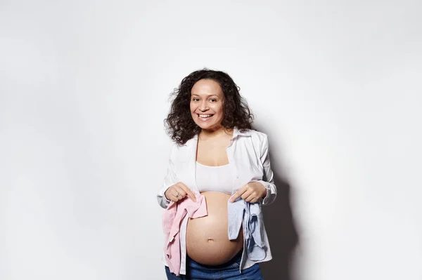 Uśmiechnięta Młoda Kobieta Ciąży Pozująca Gołym Brzuchem Białym Tle Trzymająca — Zdjęcie stockowe