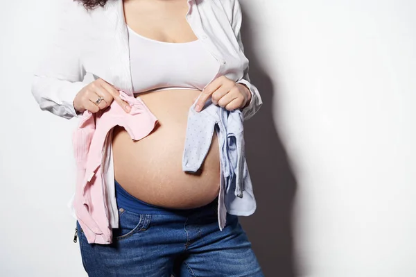 Sección Media Mujer Embarazada Posando Vientre Desnudo Sobre Fondo Blanco — Foto de Stock