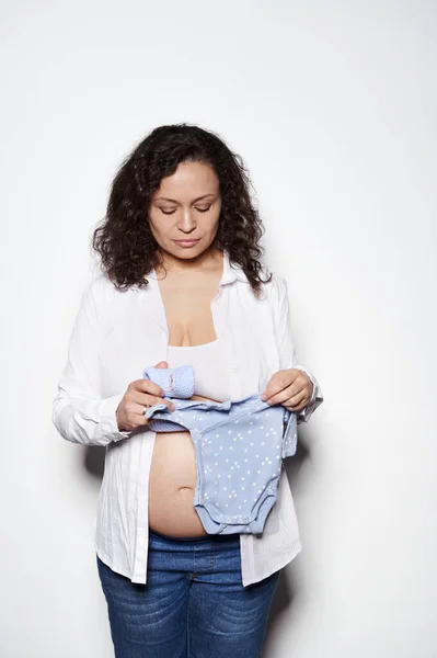 Mujer Embarazada Pelo Rizado Segundo Semestre Del Embarazo Sosteniendo Traje — Foto de Stock