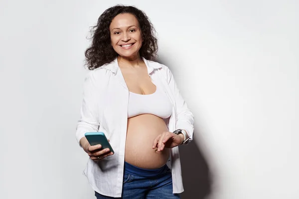 Leende Gravid Kvinna Inspelning Sammandragningar Eller Baby Rörelser Mobilappen Sin — Stockfoto