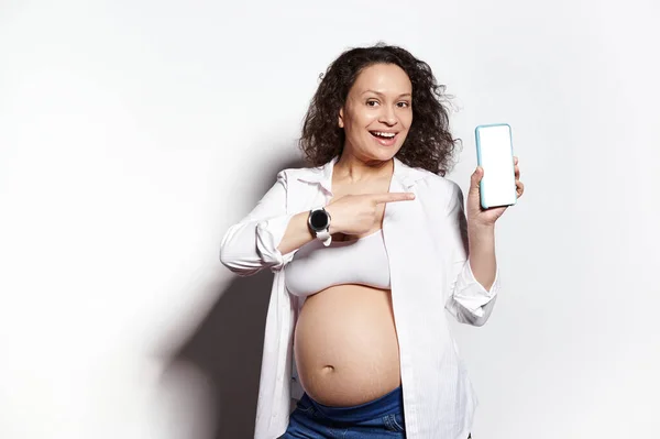 Leende Lockigt Hår Multietnisk Gravid Kvinna Visar Modern Smartphone Med — Stockfoto